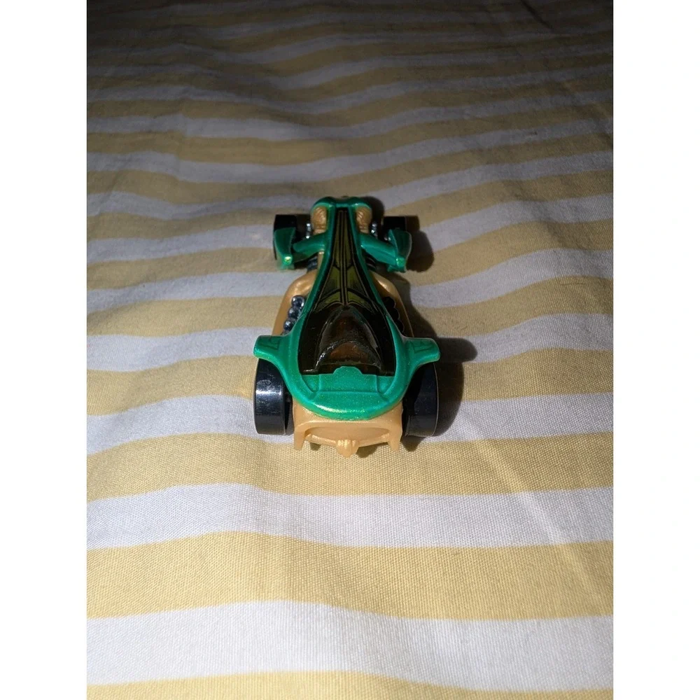 Hot Wheels Preying Menace Street Beasts Green 2013 Diecast Car 1:64 Mattel